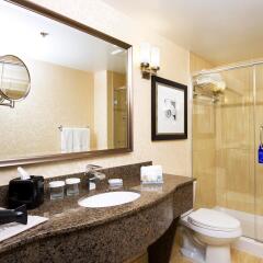 Отель Hilton Garden Inn Montreal Centre-Ville Канада, Монреаль - отзывы, цены и фото номеров - забронировать отель Hilton Garden Inn Montreal Centre-Ville онлайн ванная фото 2