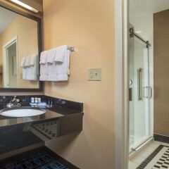 Отель Fairfield Inn & Suites by Marriott Frederick ванная