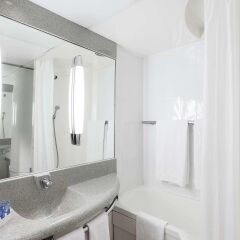 Отель Novotel Genève Aéroport France Франция, Ферней-Вольтер - отзывы, цены и фото номеров - забронировать отель Novotel Genève Aéroport France онлайн ванная