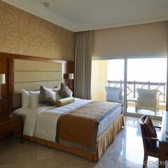 Отель Crowne Plaza Jordan Dead Sea Resort & Spa, an IHG Hotel Иордания, Сваймех - отзывы, цены и фото номеров - забронировать отель Crowne Plaza Jordan Dead Sea Resort & Spa, an IHG Hotel онлайн комната для гостей фото 5