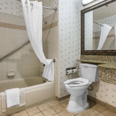 Отель Quality Inn & Suites Los Angeles Airport - LAX ванная