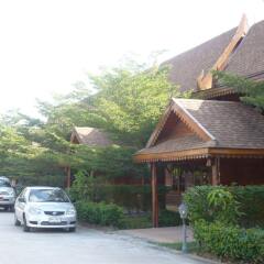 Отель Yuwadee Resort парковка