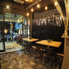 Отель Box Poshtel Phuket гостиничный бар
