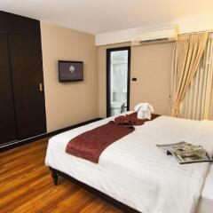 Отель Baan Wanglang Riverside Бангкок сейф в номере