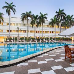 Отель The Claridges New Delhi Нью-Дели бассейн