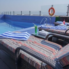 Отель Ramada Encore Kuwait Downtown бассейн