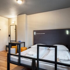 Отель a&o Hamburg Reeperbahn Гамбург сейф в номере