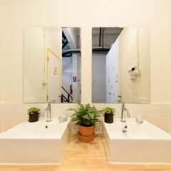 Warm White Hostel ванная