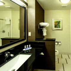 Отель Fairfield Inn & Suites Meridian ванная фото 2