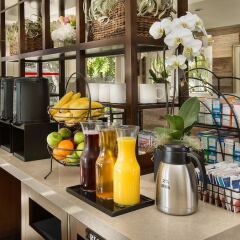 West Beach Inn, a Coast Hotel питание