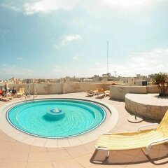 Отель Mediterranea Hotel And Suites Мальта, Сан-Пауль-иль-Бахар - отзывы, цены и фото номеров - забронировать отель Mediterranea Hotel And Suites онлайн бассейн