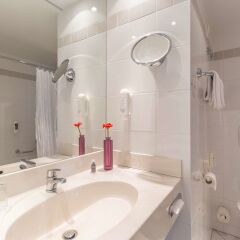 Отель Ramada by Wyndham Hannover Германия, Ганновер - отзывы, цены и фото номеров - забронировать отель Ramada by Wyndham Hannover онлайн ванная фото 2