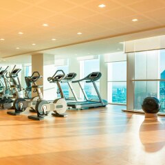 Отель Sheraton Grand Hotel, Dubai ОАЭ, Дубай - 1 отзыв об отеле, цены и фото номеров - забронировать отель Sheraton Grand Hotel, Dubai онлайн фитнесс-зал фото 2