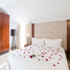 Апартаменты Oura View Beach Club Apartments комната для гостей