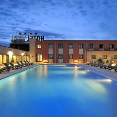 Salles Hotel Aeroport de Girona бассейн