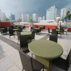 Отель Makati Crown Regency Hotel Филиппины, Макати - отзывы, цены и фото номеров - забронировать отель Makati Crown Regency Hotel онлайн бассейн