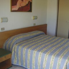 Hotel Cortina Римини сейф в номере