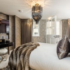 Отель Incredible 6 Storey 4 bed Luxury House in St James Лондон комната для гостей