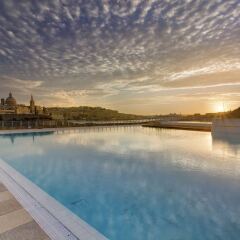 Отель Marvellous Apartment in Tigne Point With Pool Мальта, Слима - отзывы, цены и фото номеров - забронировать отель Marvellous Apartment in Tigne Point With Pool онлайн бассейн фото 3