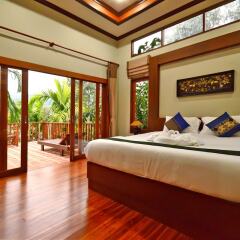 Отель Chalong Chalet Resort & Longstay сейф в номере
