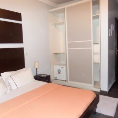 Отель Precinct Comfort Services, Yaba сейф в номере