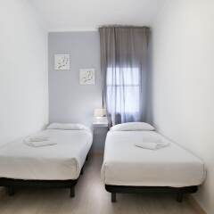 Отель Bbarcelona Encants Family Flat Барселона комната для гостей фото 5