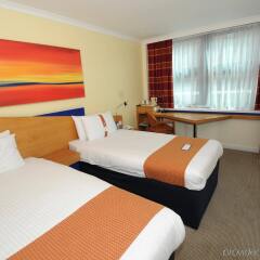 Отель Holiday Inn Express City Centre Riverside Глазго комната для гостей