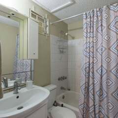 Отель Kingston Most Centrally Located One Bdrm ванная фото 2