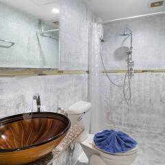 Отель The Shades Boutique Hotel Patong Phuket Таиланд, Патонг - отзывы, цены и фото номеров - забронировать отель The Shades Boutique Hotel Patong Phuket онлайн ванная фото 2