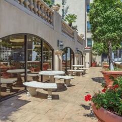 Апартаменты DTLA Apartment With Parking and Pool фото 2