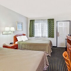 Отель Travelodge Hollywood-Vermont/Sunset Лос-Анджелес комната для гостей фото 5