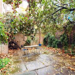 Отель Classic home and garden in Bloomsbury