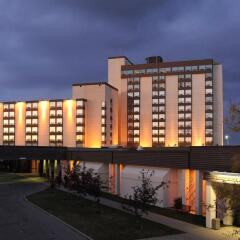 Отель Best Western Premier Calgary Plaza Hotel & Conference Centre Канада, Калгари - отзывы, цены и фото номеров - забронировать отель Best Western Premier Calgary Plaza Hotel & Conference Centre онлайн вид на фасад