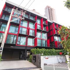 Отель Sleepbox Sukhumvit 22 Бангкок вид на фасад