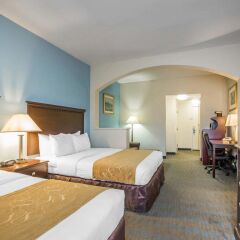 Отель Comfort Suites Tulare комната для гостей фото 4