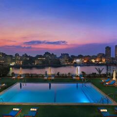 Отель Hilton Cairo World Trade Center Residences бассейн