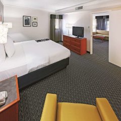 Отель La Quinta Inn by Wyndham Dallas Uptown США, Даллас - отзывы, цены и фото номеров - забронировать отель La Quinta Inn by Wyndham Dallas Uptown онлайн удобства в номере