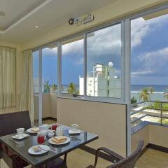 Отель Crystal Beach Inn Мале комната для гостей