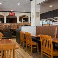 Отель Travelodge by Wyndham Toronto East гостиничный бар