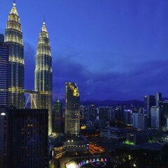 Отель Novotel Kuala Lumpur City Centre Малайзия, Куала-Лумпур - отзывы, цены и фото номеров - забронировать отель Novotel Kuala Lumpur City Centre онлайн балкон