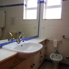 Отель Vila Gaivota Португалия, Феррагуду - отзывы, цены и фото номеров - забронировать отель Vila Gaivota онлайн ванная