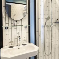 Отель Lenox Montparnasse Hotel Франция, Париж - 1 отзыв об отеле, цены и фото номеров - забронировать отель Lenox Montparnasse Hotel онлайн ванная фото 2
