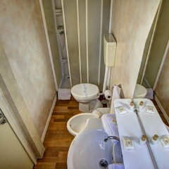 Отель Flaminio Village Bungalow Park Италия, Рим - 3 отзыва об отеле, цены и фото номеров - забронировать отель Flaminio Village Bungalow Park онлайн ванная