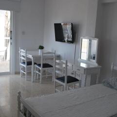Апартаменты Flisvos Beach Apartments в номере