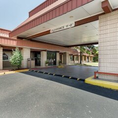 Отель Clarion Inn I-10 East at Beltway парковка