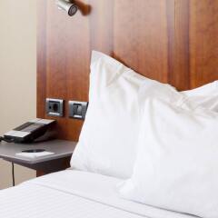 AC Hotel by Marriott Guadalajara, Spain сейф в номере