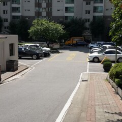 Апартаменты Spacious Apartment in Central Seoul парковка