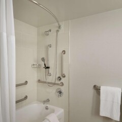 Отель Embassy Suites Columbus Колумбус ванная