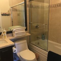 Отель Upper Deer Lake Family Duplex Suite Канада, Бурнаби - отзывы, цены и фото номеров - забронировать отель Upper Deer Lake Family Duplex Suite онлайн ванная
