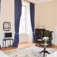Отель 2 Bedroom Flat in Central Edinburgh Великобритания, Эдинбург - отзывы, цены и фото номеров - забронировать отель 2 Bedroom Flat in Central Edinburgh онлайн комната для гостей фото 3